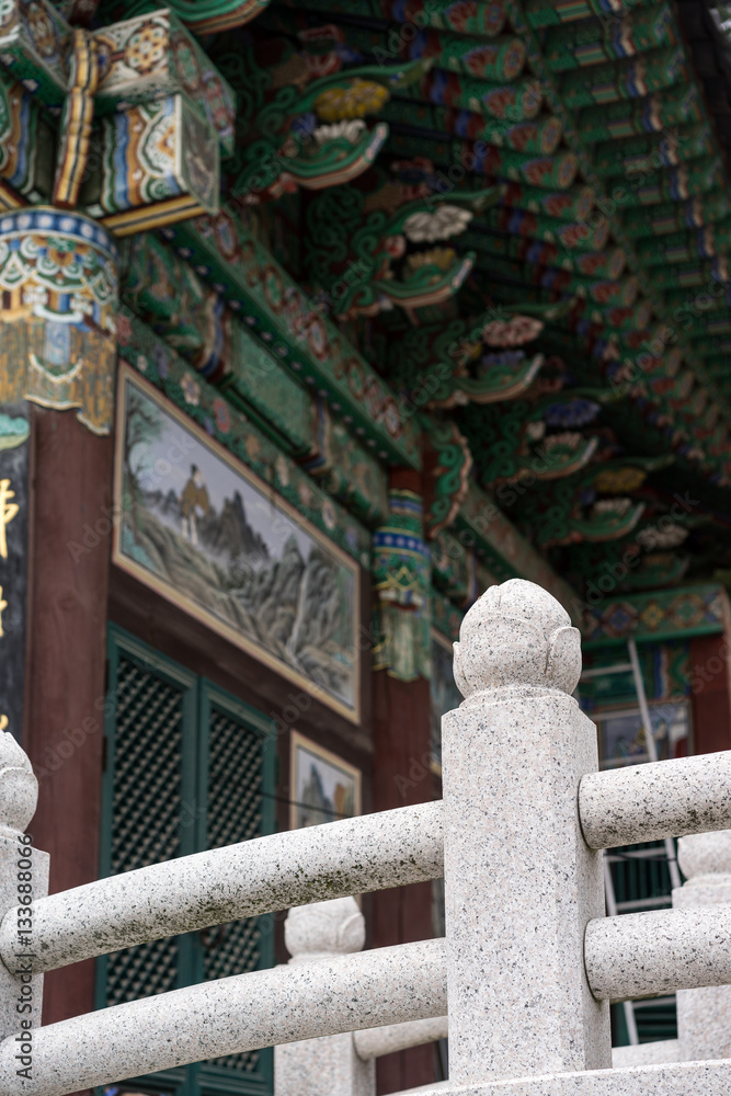Fototapeta premium Vertical view of Traditional Colourful Korean Roof or Temple at Seoul, South Korea. Selective focus.
