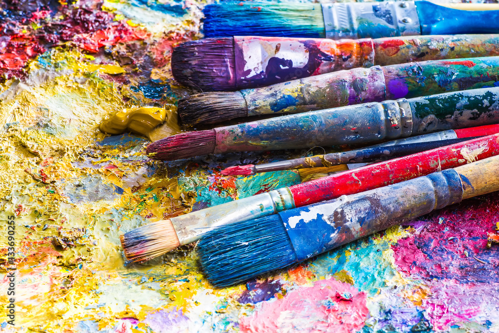 Obraz premium oil paints and paint brushes on a palette