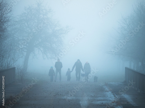Familienwanderung im Nebel