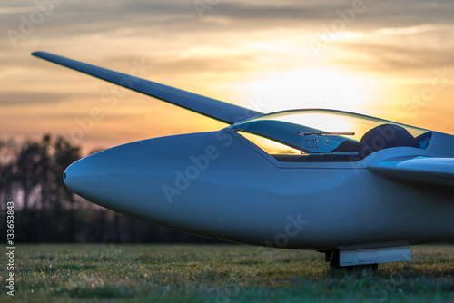 Segelflugzeug im Abendlicht am Boden