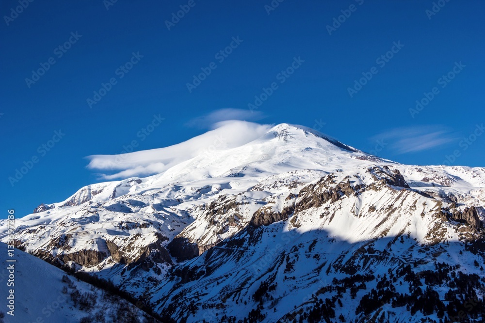 Снежные вершины горы Эльбрус, Северный Кавказ