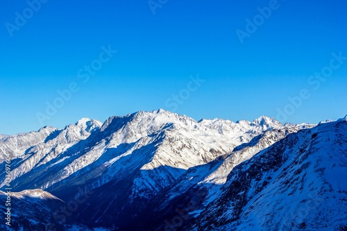 Горный пейзаж, снежные склоны, природа Северного Кавказа