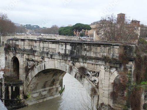 2015_Brücke in Rom bei hohem Wasser und Regen