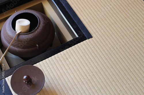 日本の茶室にある茶釜と炉