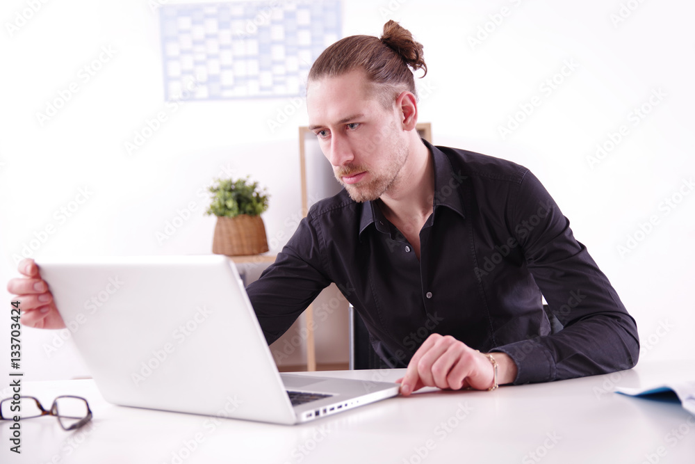 Geschäftsmann blickt in seinen Laptop