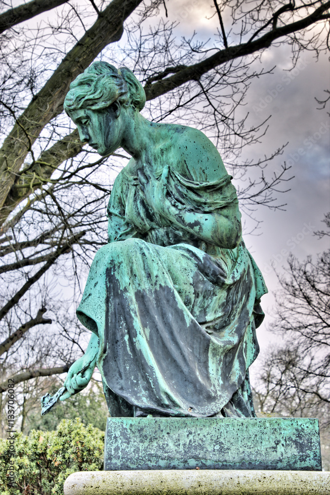 Trauernde Frau, Grabmal Friedhof Trauernde Frau, Grabmal Friedhof