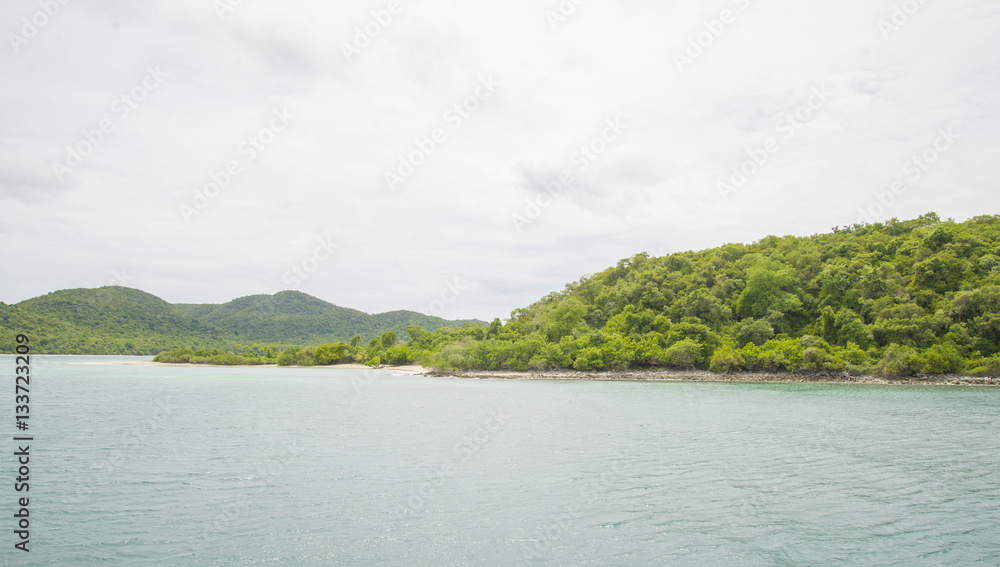 A small uninhabited island in the Gulf of Thailand.