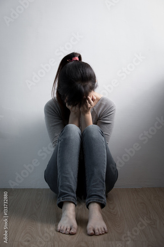 Fototapet depression woman sit on floor