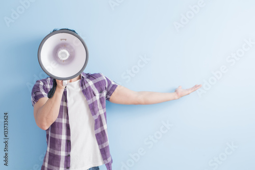 Foto man take microphone