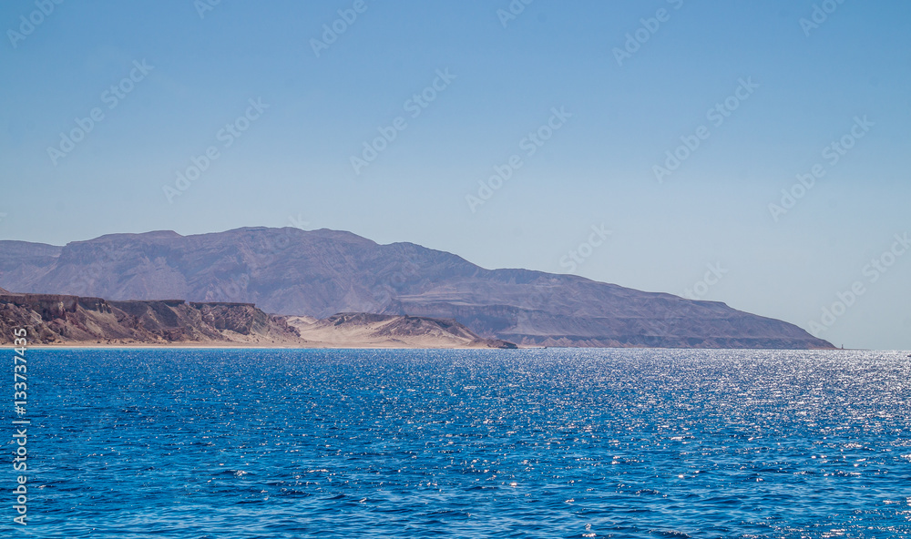 Пустынный каменистый берег Египта. Древняя земля