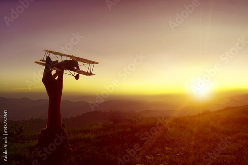 Foto Young woman looking sunset campfire on the mountain, Chiangmai Northern Thailand