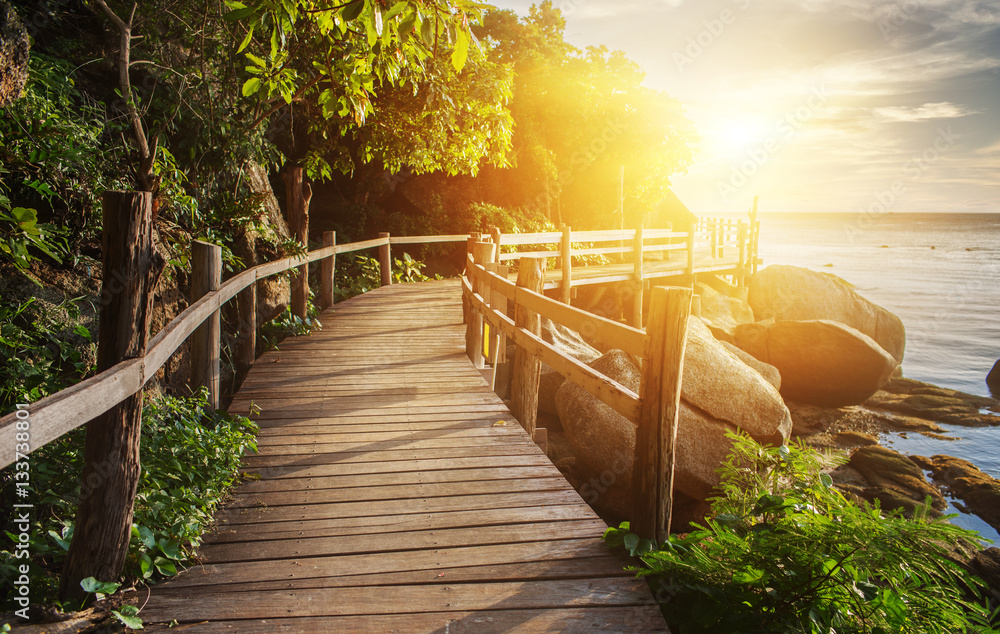 Fototapeta premium Tajlandia zmierzchu widok od drewnianego mosta na koh Phangan wyspie