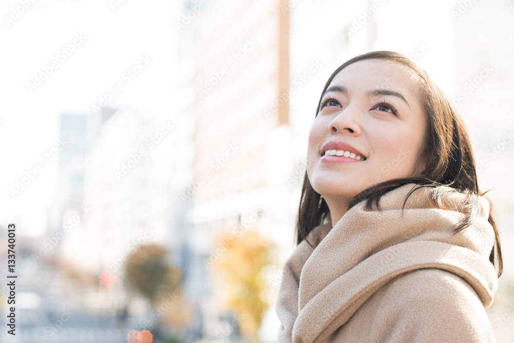 街を歩く女性 街を歩く女性