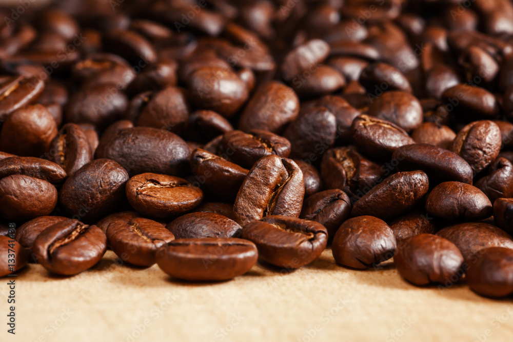 Naklejka premium roasted coffee beans, can be used as a background