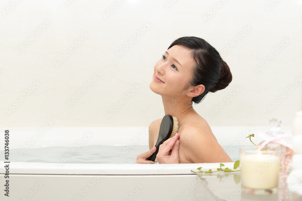 お風呂で寛ぐ女性