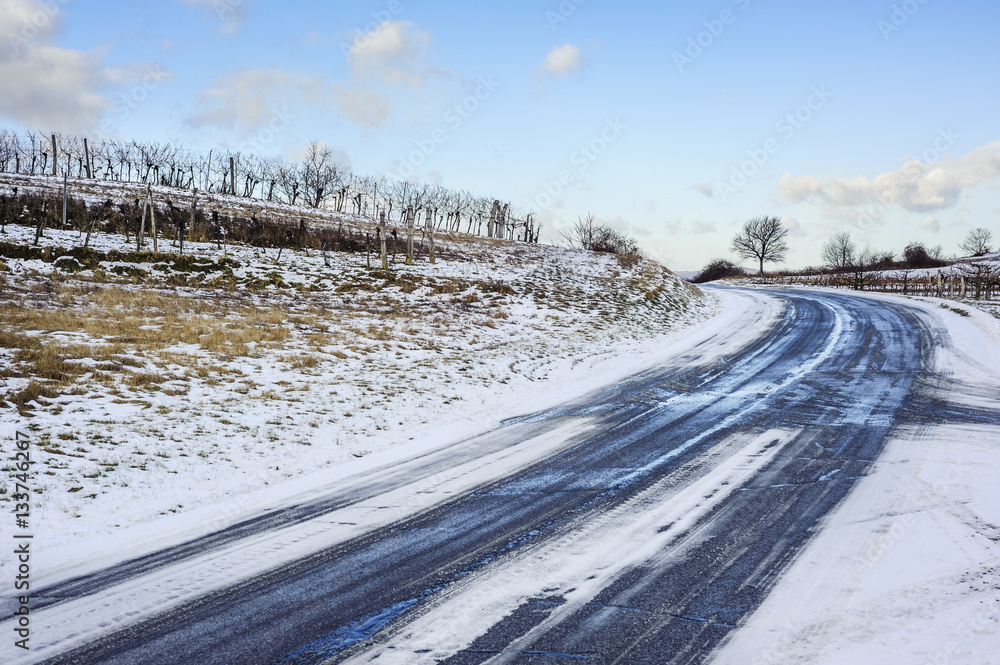 Eisige Straße mit Schnee im Winter Eisige Straße mit Schnee im Winter