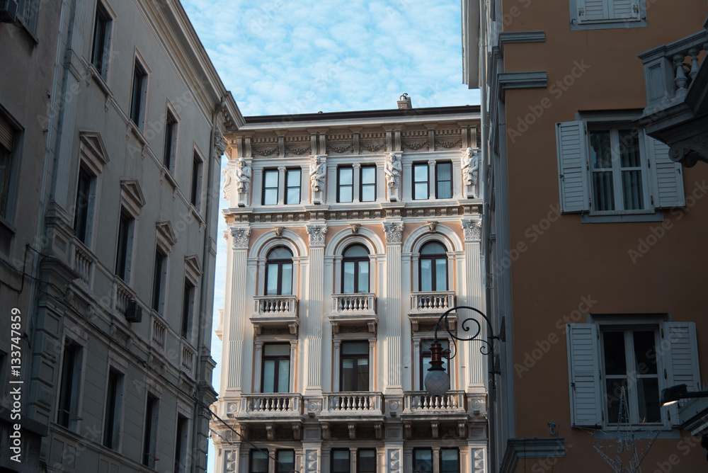Ultime luci della giornata sui palazzi di Trieste