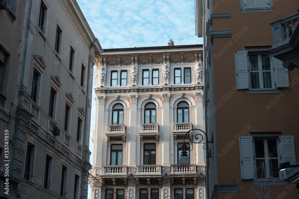 Fototapeta premium Ultime luci della giornata sui palazzi di Trieste