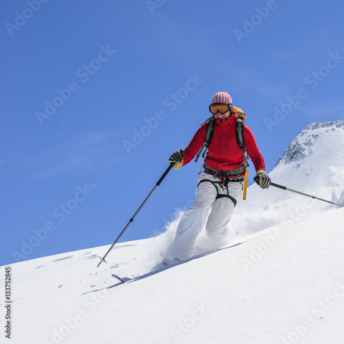 Spaß bei der Abfahrt im Pulverschnee nach einer Skitour zum Zuckerhüttl