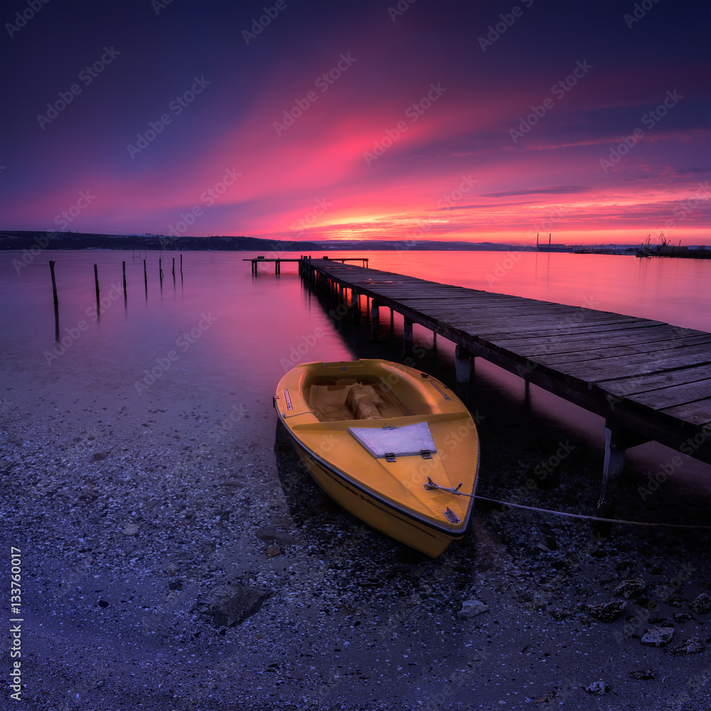 Fototapeta Zachód słońca blask / długi czas ekspozycji widok z jeziora i łodzi o zachodzie słońca