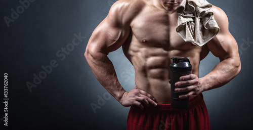 Fotografia Bodybuilder with a shaker