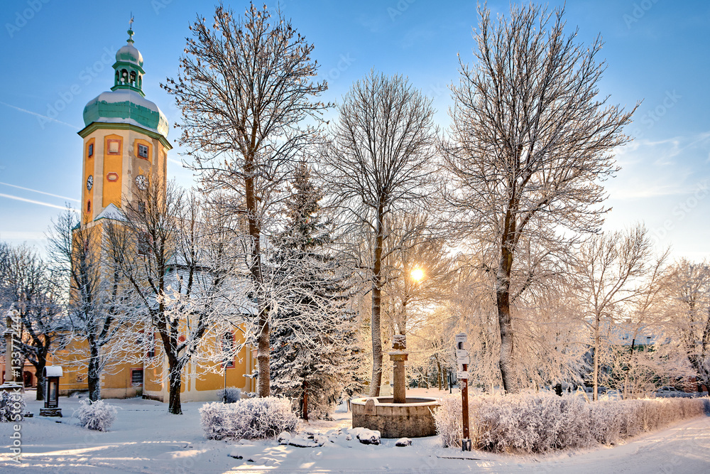Kulturdenkmal St. Laurentius Kirche mit Winterimpression, Horni Blatna im Erzgebirge