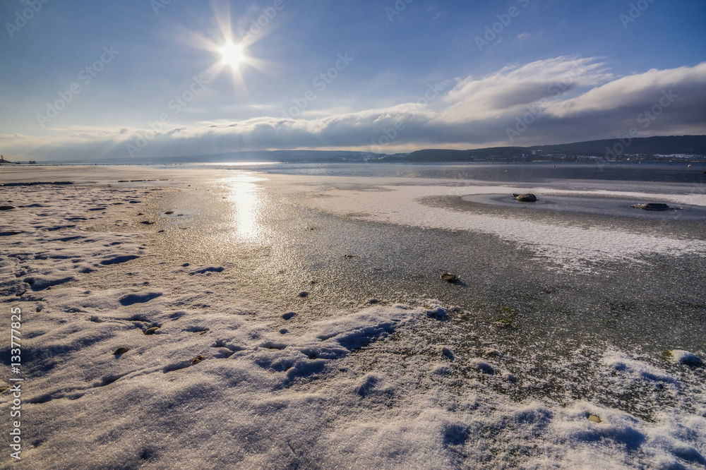 Winterlanschaft am Bodensee mit strahlender Sonne