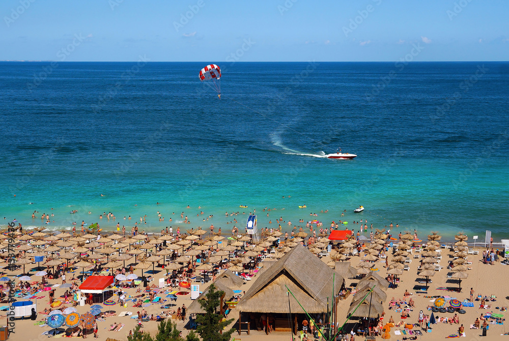 Naklejka premium Resort Słoneczny Brzeg Bułgaria panorama plaży latem. Panoramiczny widok z góry Sunny Beach Bułgaria. Łódź i spadochron do morza.