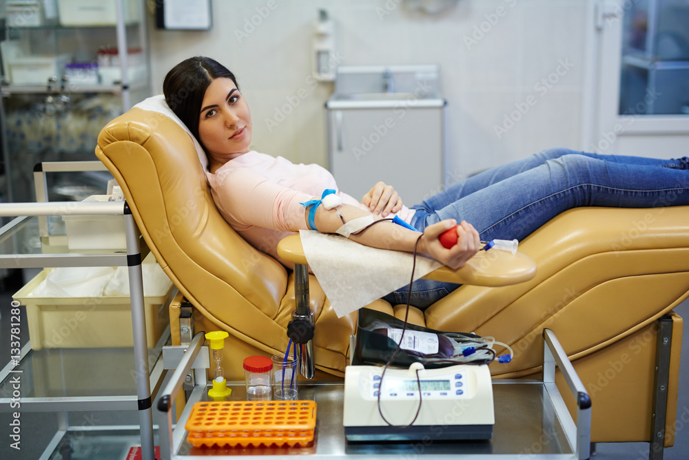 Woman giving her blood - obrazy, fototapety, plakaty 