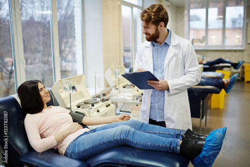 Tableau sur toile Talk of donor and doctor