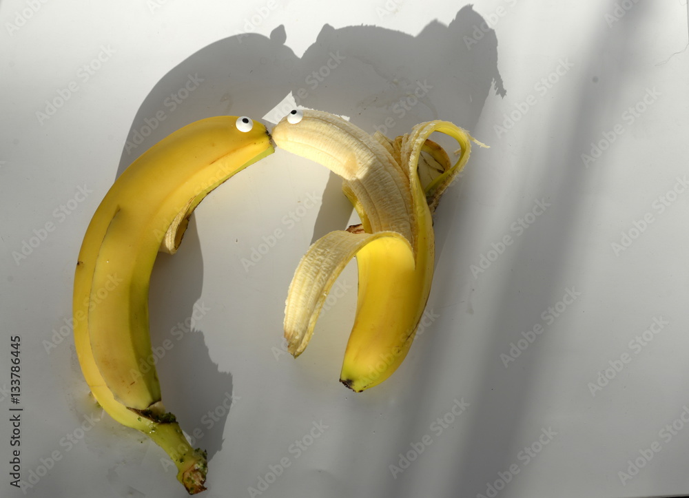 Foto Stock kiss, two bananas with sugar eyes kissing each other Adobe