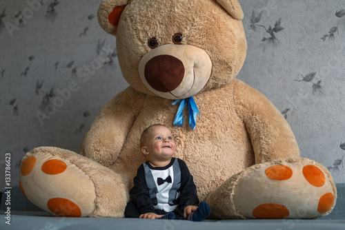 Photos little boy and a big teddy bear
