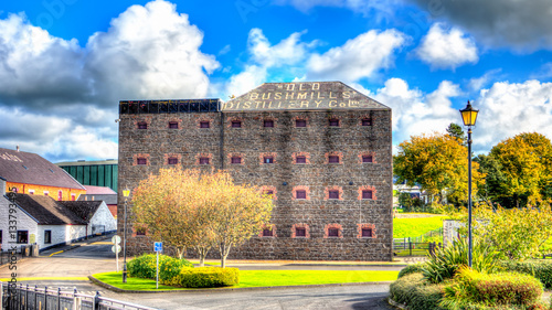 Cuadro en lienzo Hight Definition Range photo of the old bushmills whisky distillery