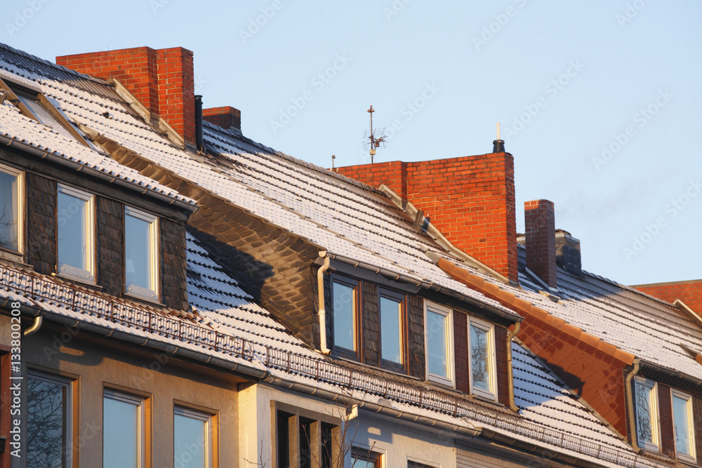Verschneites Dach, Dachfenster, Schornsteine