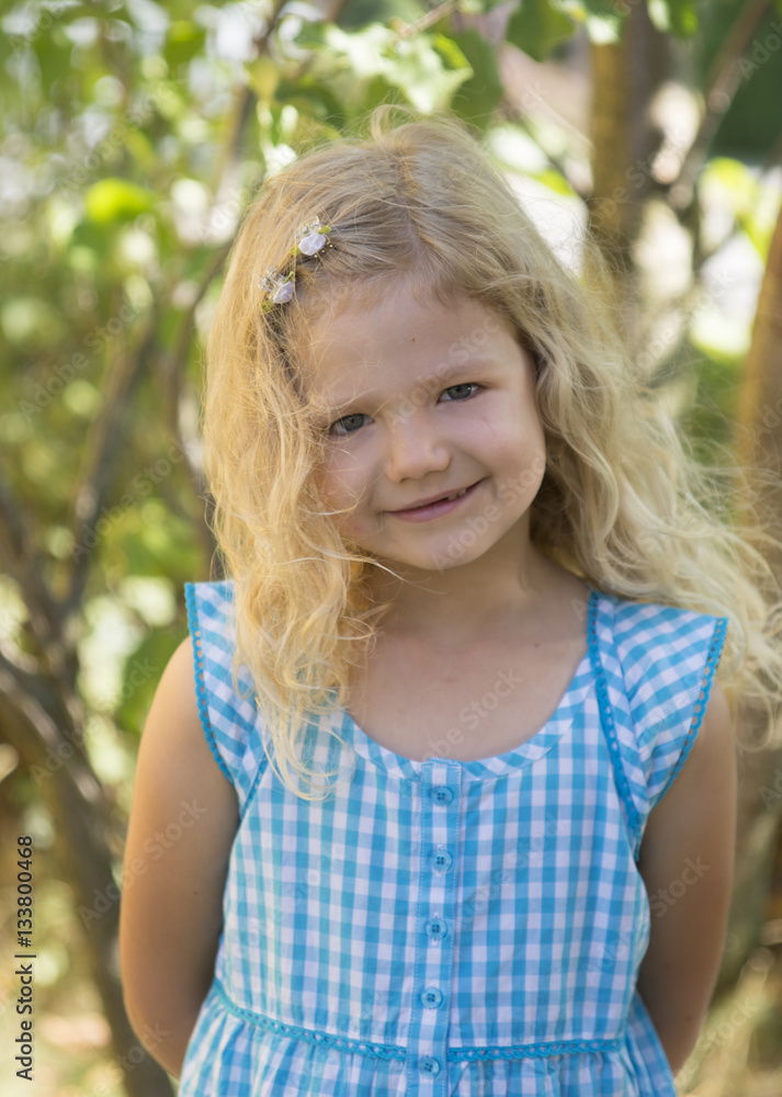 Kind mit Kleid im Park Kind mit Kleid im Park