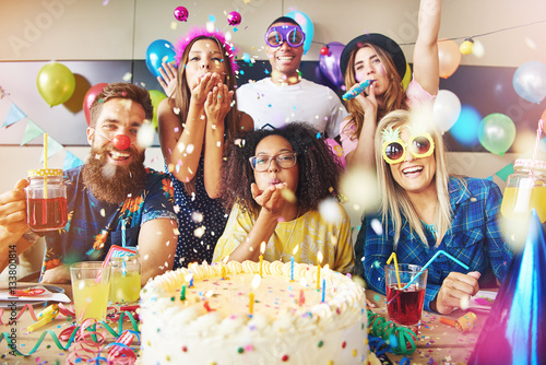 Fotografia Goofy friends celebrating a birthday