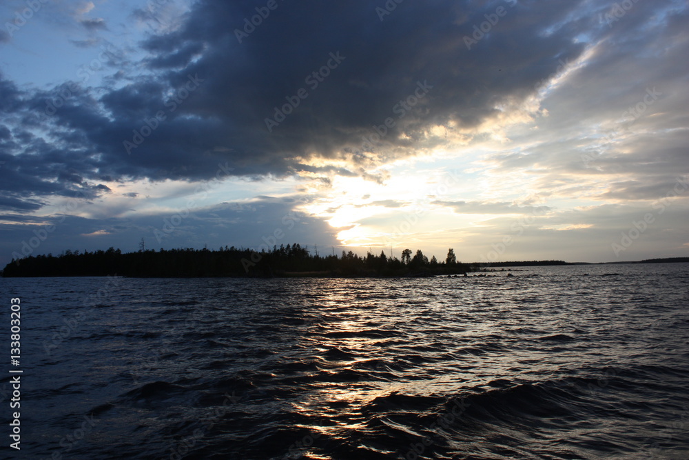 Obraz premium Облака над озером.