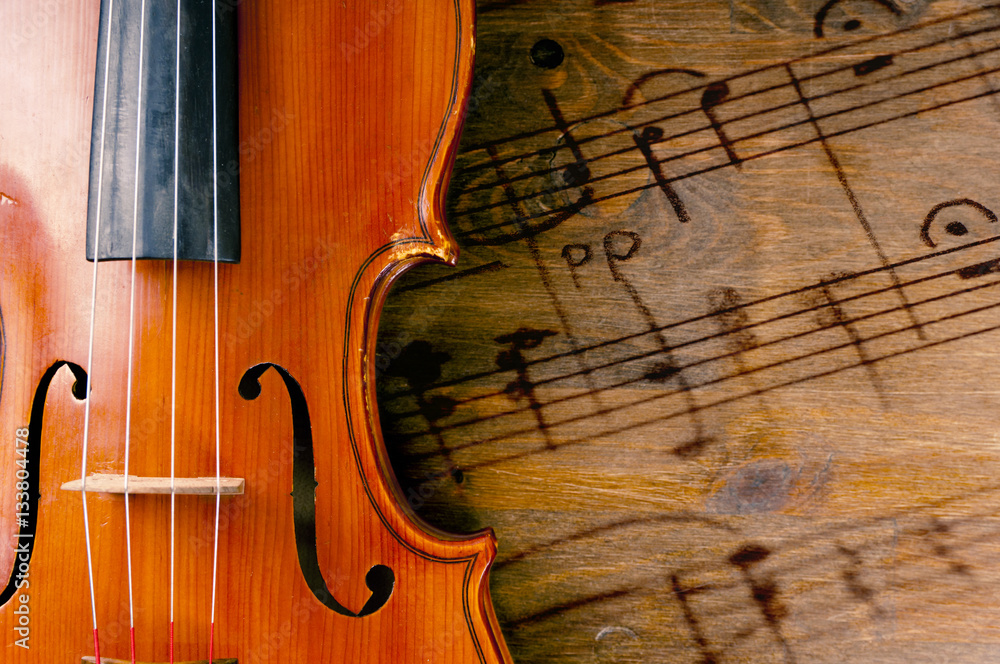 Fototapeta premium Skrzypce z notatkami na stole. Wielokrotna ekspozycja