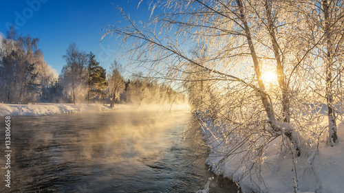 утренний весенний пейзаж с туманом и лесом на берегу реки, Россия, Урал