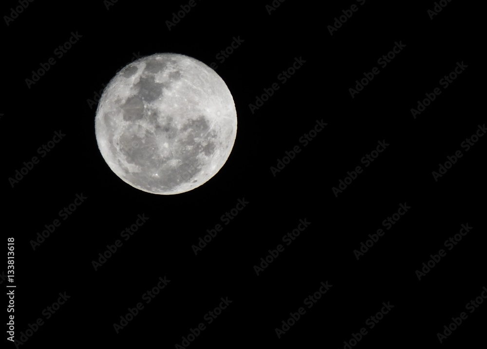 luna en en cielo de noche luna en en cielo de noche