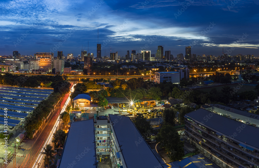 Obraz premium Aerial view of Bangkok skyline cityscape at twilight