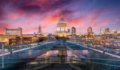 Farbenfroher Sonnenuntergang hinter der St. Pauls Kathedrale in London photo