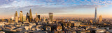 Sonnenuntergang hinter der neuen Skyline von London