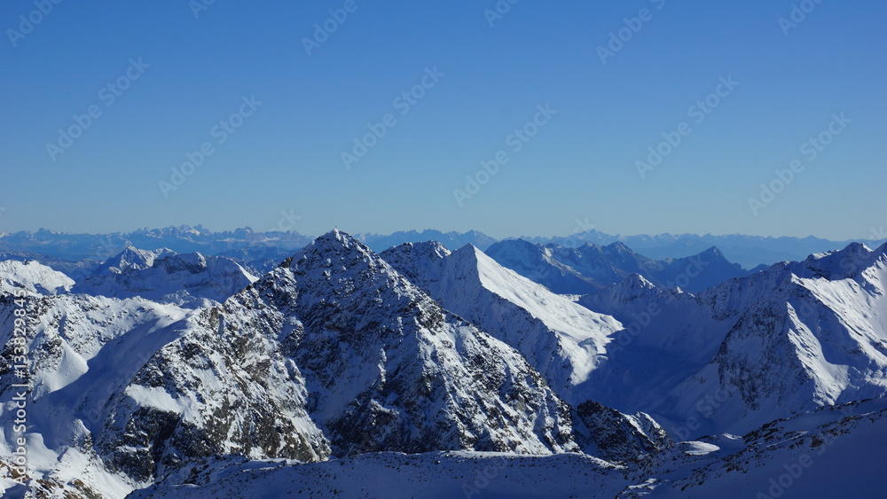 Weitsicht über die Gipfle der Stubaier Alpen und viel Schnee und Sonnig
