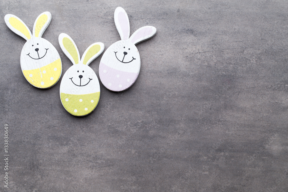 Easter decor on a wooden background. Pattern. Stock-Foto | Adobe Stock