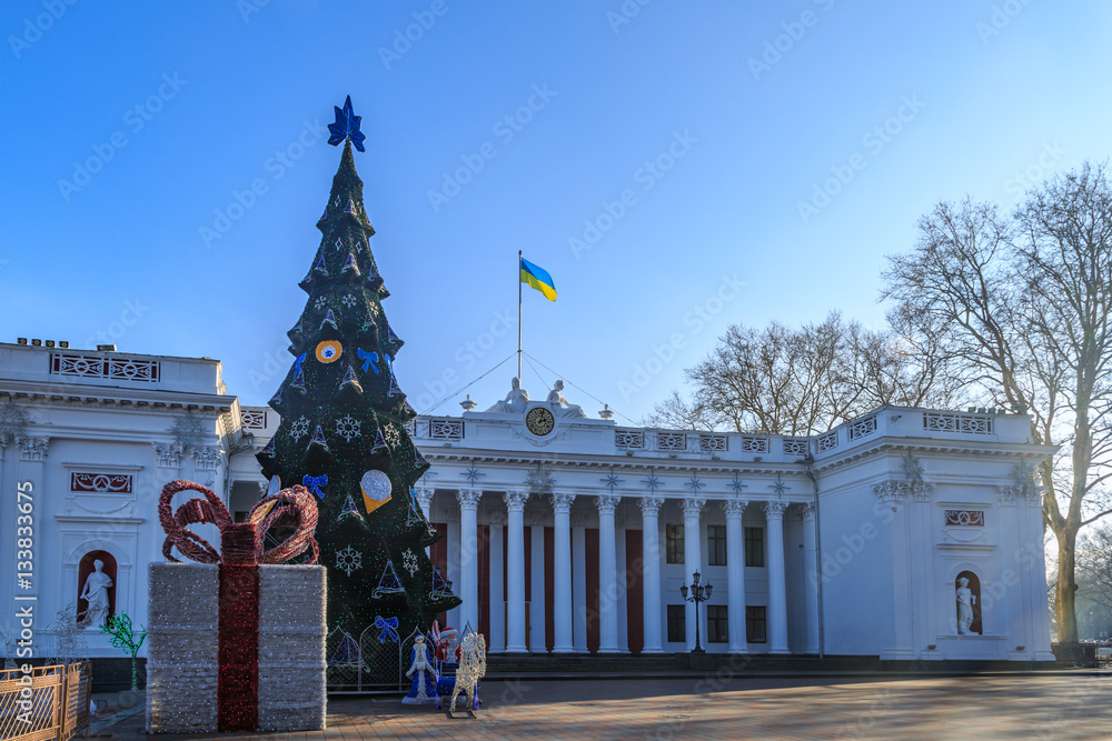 Naklejka premium Odessa city hall with christmas tree, decorations and ukrainian