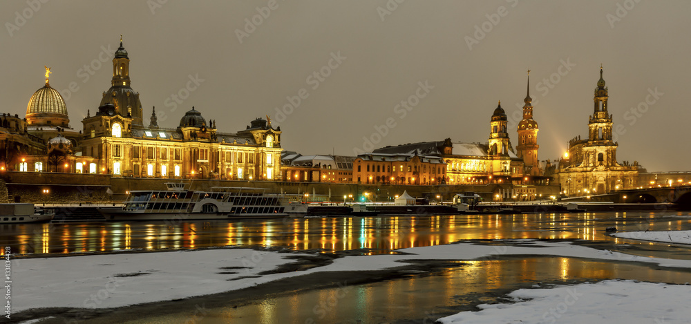 Dresden bei Nacht - Panorama der Altstadt - im Winter mit Schnee