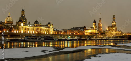 Dresden bei Nacht - Panorama der Altstadt - im Winter mit Schnee © tech_studio