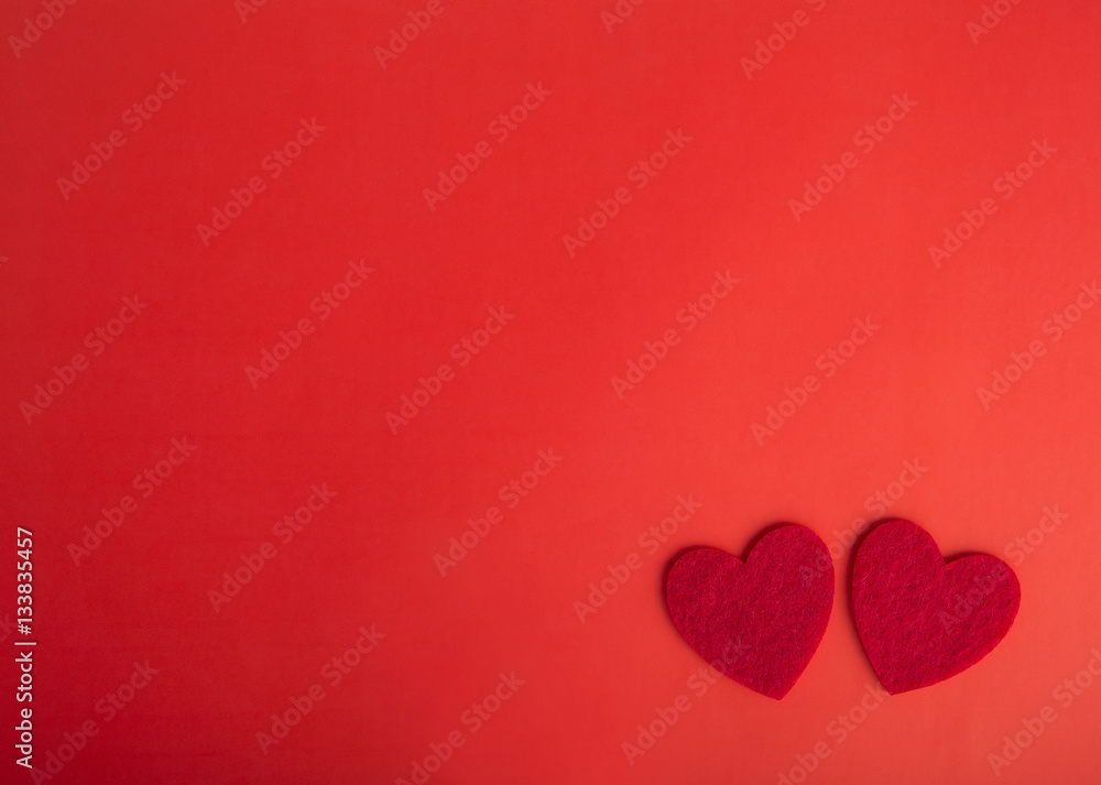 День Святого Валентина открытка. Признание в любви текстура. Два красных сердца из фетра красный фон