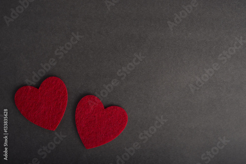 Два красных сердца чёрный фон. День Святого Валентина открытка. Признание в любви текстура. Приглашение на свидание. Приглашение на свадьбу